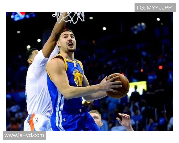 汤普森的奇迹：康复训练中的出色表现引发队友们的钦佩与鼓励